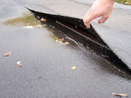 Repare un techo de fieltro cuando esté mojado. El adhesivo y sellador Adiseal sellará una fuga al instante y se pegará al fieltro incluso bajo la lluvia.