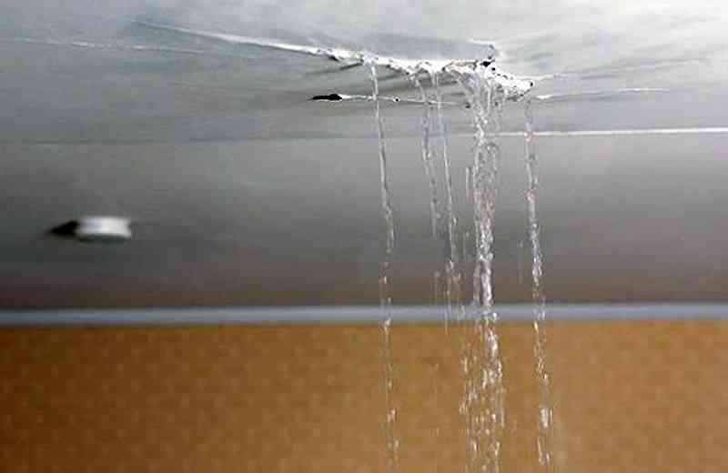 Fuite du toit provoquant une fuite d'eau par le plafond.