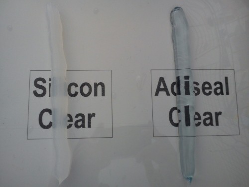 Mastic silicone transparent vs mastic et adhésif Adiseal Ultra Clear. Adiseal est limpide tandis que le silicium est trouble.