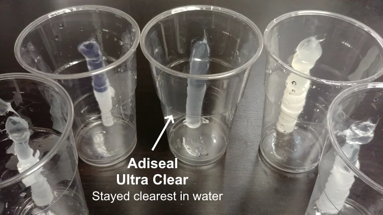 Test de mastic imperméable transparent dans l'eau. Le scellant imperméable Adiseal Ultra Clear est resté le plus clair.