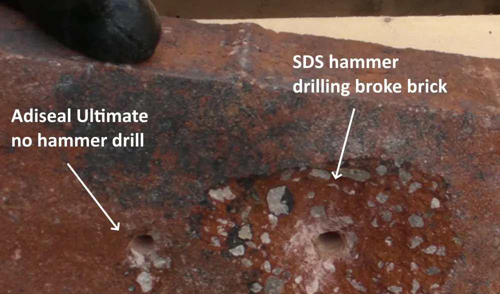Perçage sans marteau ou avec marteau dans une brique. Le marteau perforateur a cassé la brique, ce qui est un problème courant avec les marteaux perforateurs.